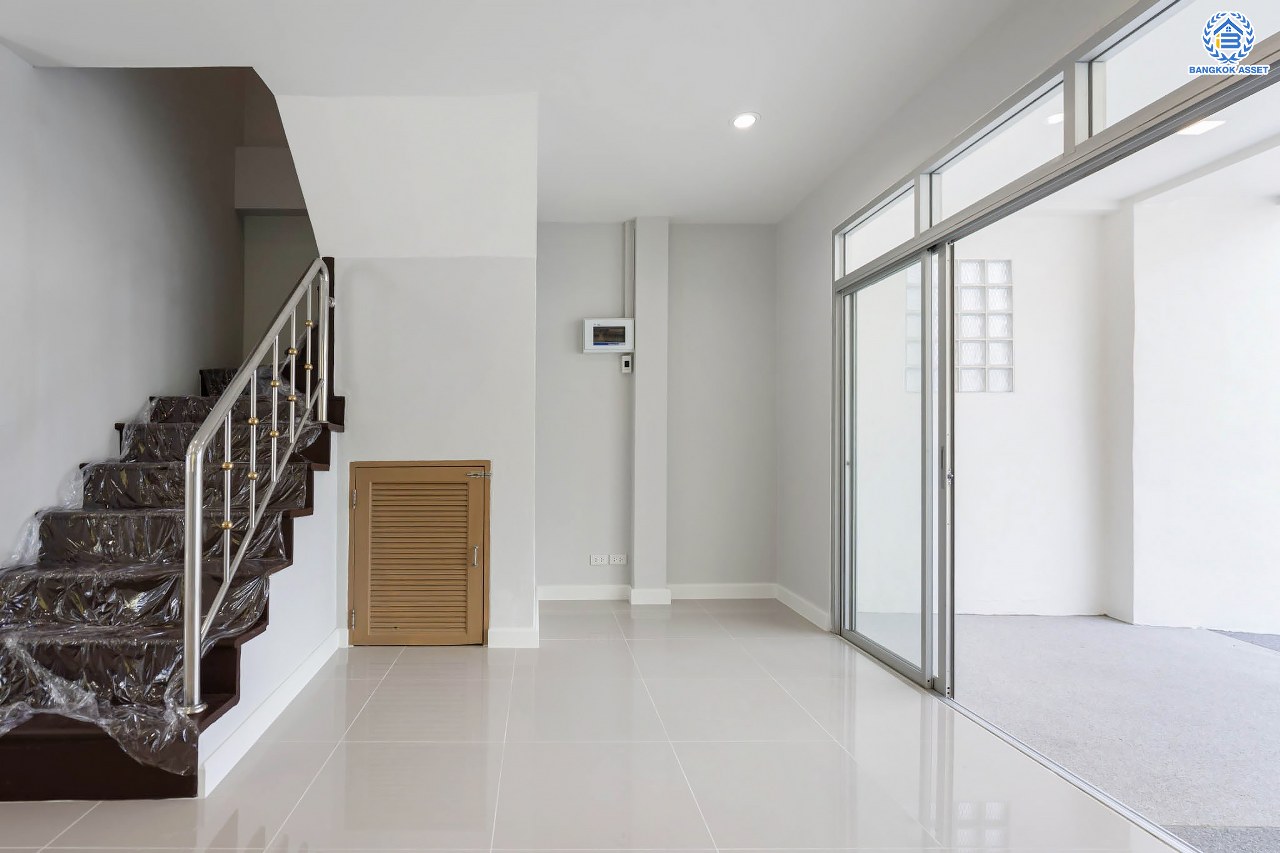 บ้านมือสองตกแต่งใหม่ โครงการ มณฑล4 บางใหญ่ เนื้อที่ 28.4 ตร.ว. ฟังก์ชัน 3 ห้องนอน 2 ห้องน้ำ จอดรถได้ 2 คัน รองรับทุกกิจกรรม บนทำเลเชื่อมต่อหลายเส้นทาง อาทิ ถนนแก้วอินทร์, ถนนกาญจนาภิเษก, ถนนรัตนาธิเบศร์ ใกล้รถไฟฟ้าสายสีม่วง "สถานีตลาดบางใหญ่" และจุดขึ้นทางด่วน "กาญจนาภิเษก"